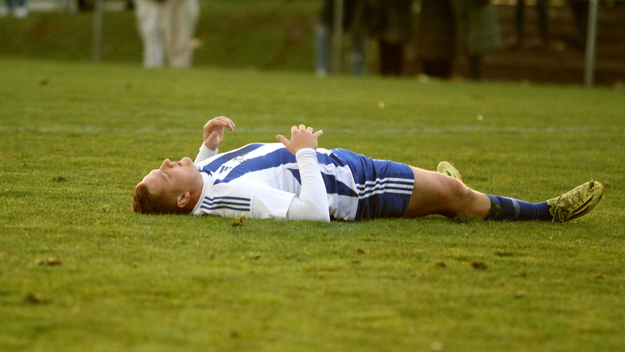 Ein Spieler des SC Wißkirchen liegt auf dem Rasen.