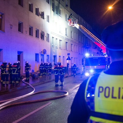Polizei und Feuerwehr sind bei einem Brand in einem Mehrfamilienhaus im Einsatz (Symbolfoto).