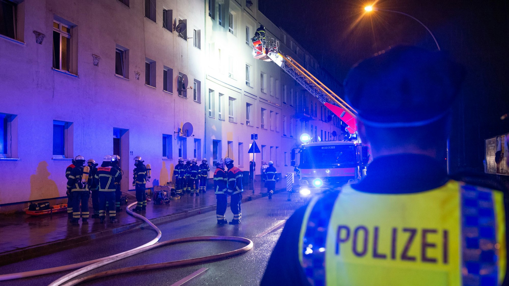 Polizei und Feuerwehr sind bei einem Brand in einem Mehrfamilienhaus im Einsatz (Symbolfoto).