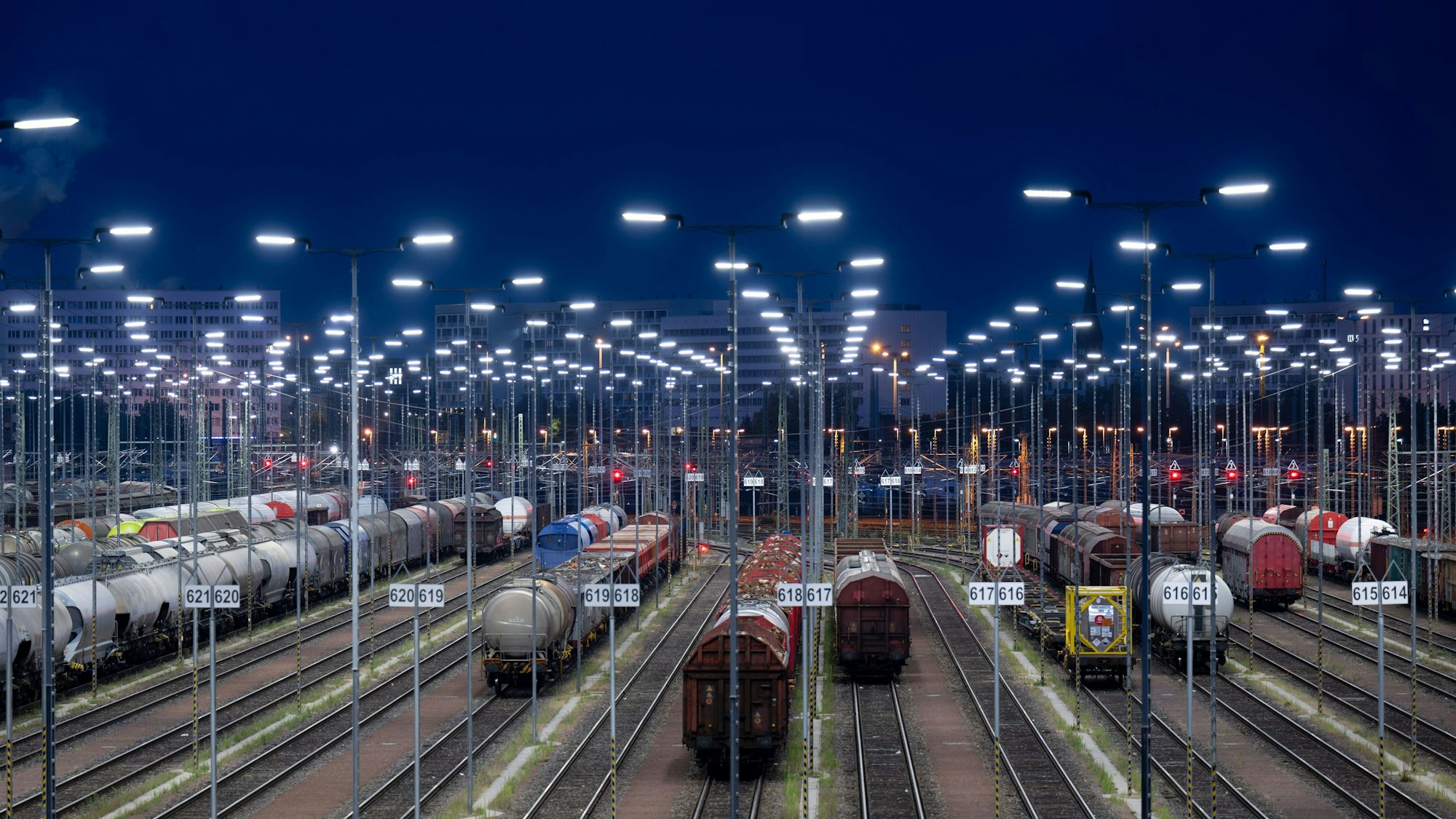 ARCHIV - 23.07.2024, Sachsen-Anhalt, Halle (Saale): Güterwaggons stehen unter hunderten LED-Lichtern im Güterbahnhof in Halle/Saale. (zu dpa: «EU-Kommission genehmigt Milliarden-Hilfe für DB Cargo») Foto: Hendrik Schmidt/dpa +++ dpa-Bildfunk +++