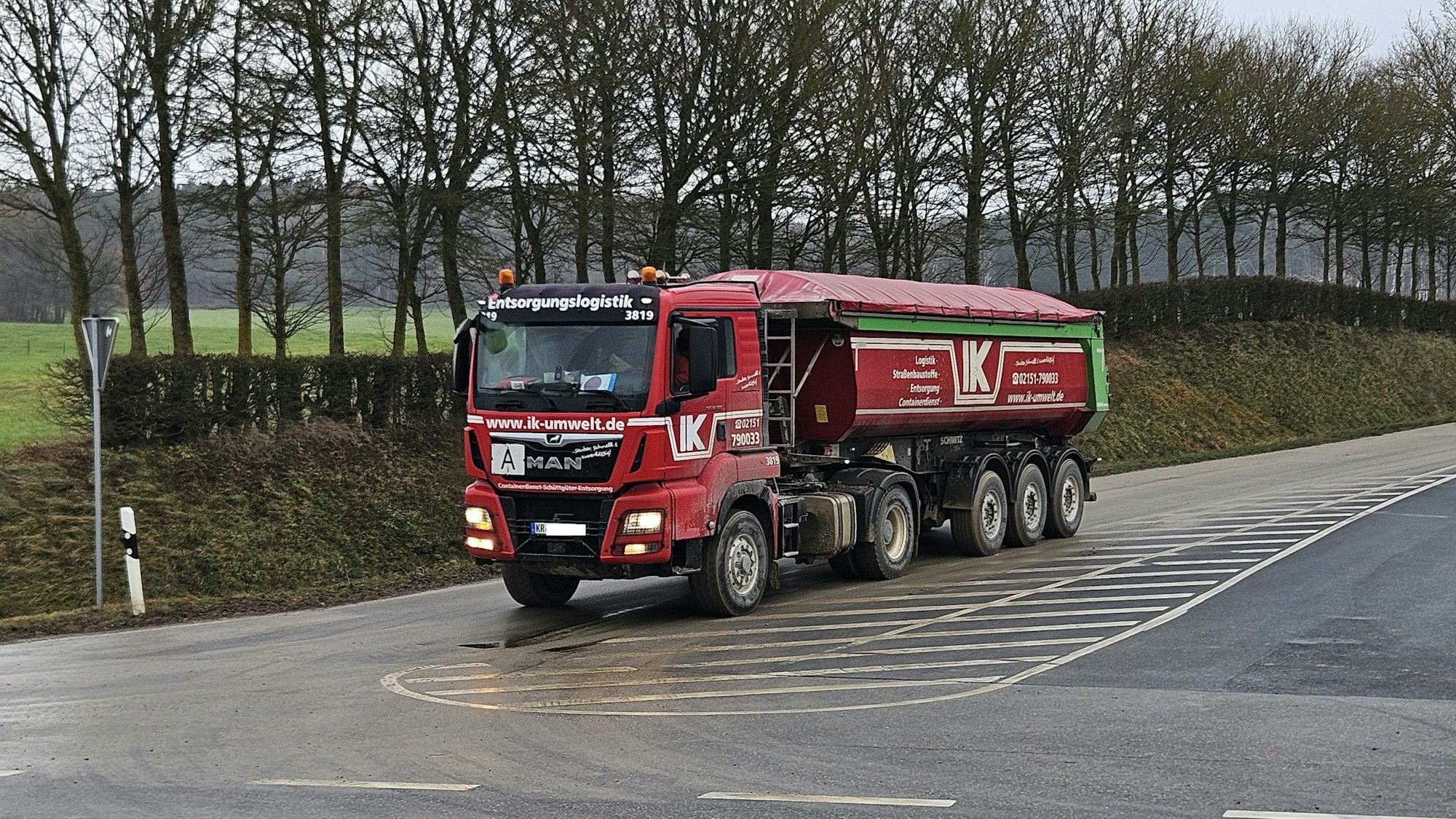 Das Foto zeigt einen der Laster, mit denen das Gestein abtransportiert wird.