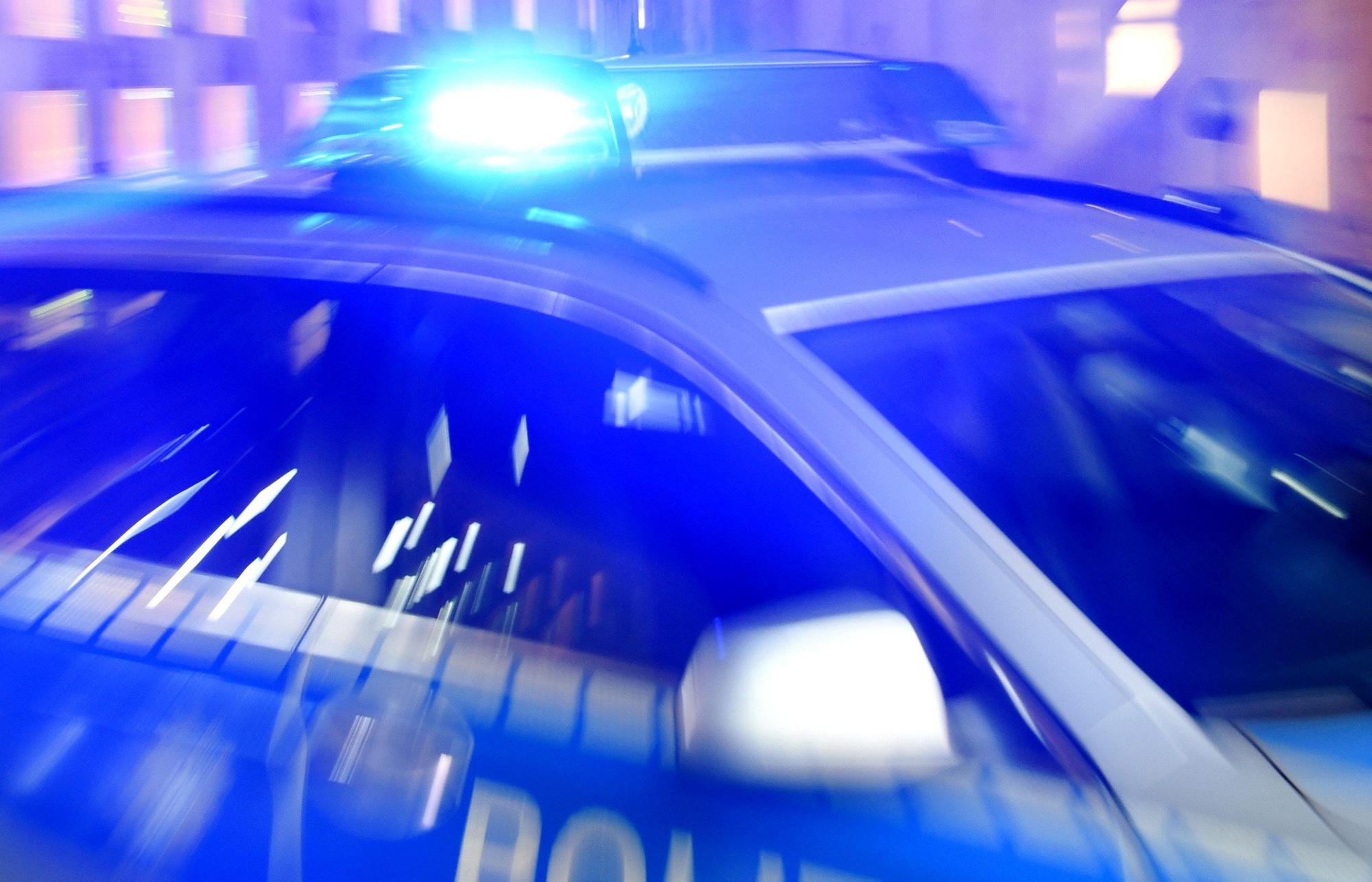 Ein Blaulicht leuchtet auf einem Streifenwagen der Polizei (Symbolfoto).