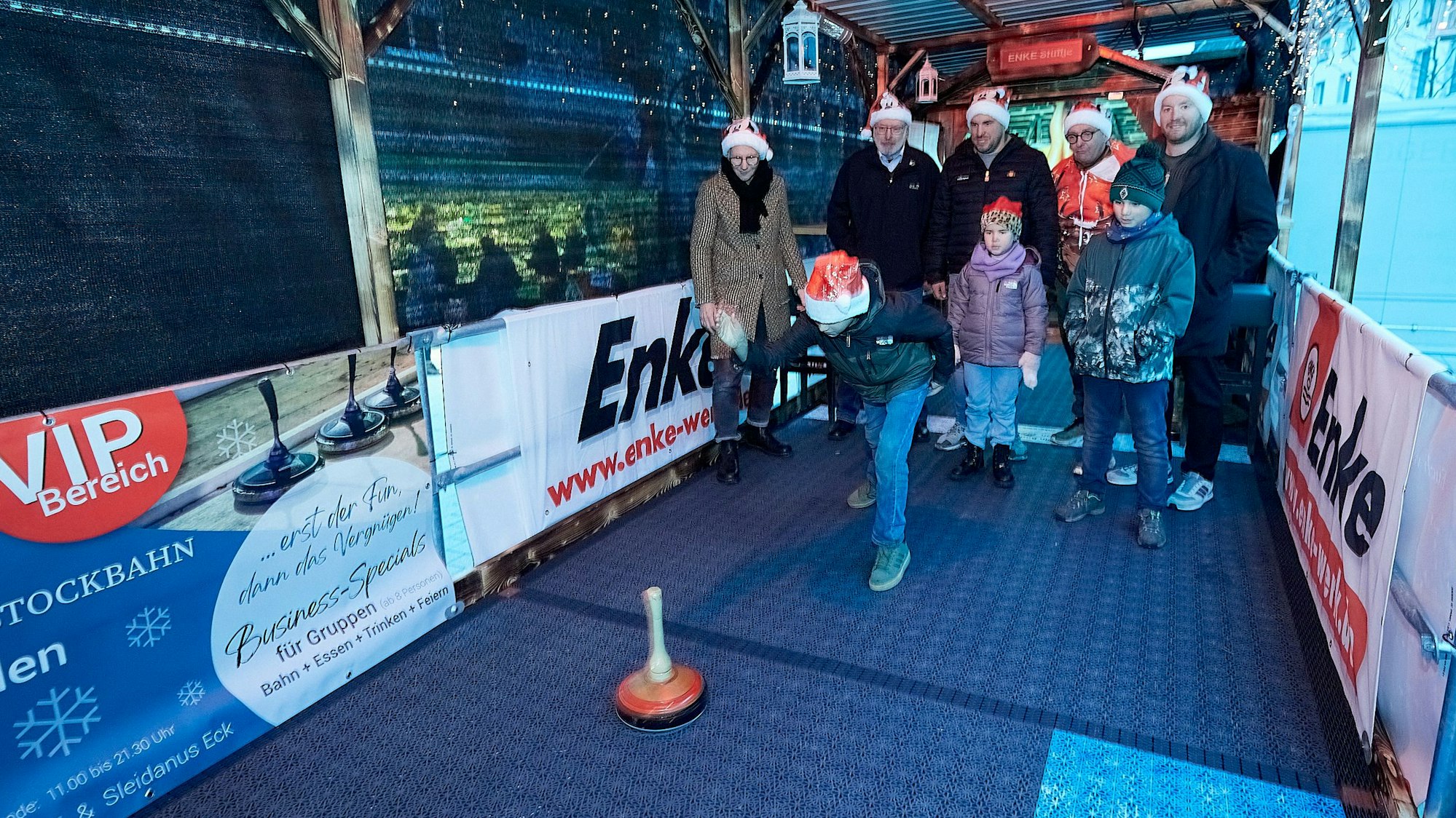 Während Paul Jaax wirft, schauen Steffie Hermes, Hajo Heinen, Sebastian Jaax, Elke Jaax, Otto Sajonskowski, Finn Jaax, Paul Jaax und Niklas Sajonskowski zu.