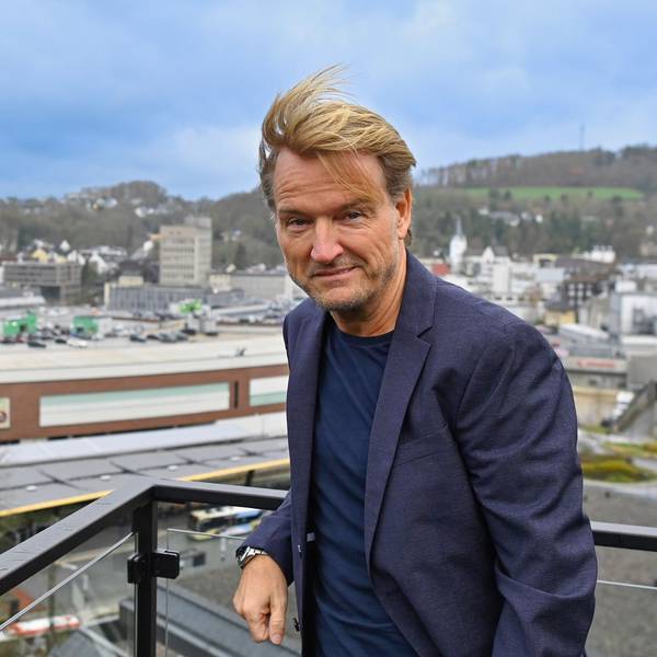 Unternehmer Markus Krampe auf dem Dach seines neuen Firmensitzes – mit Blick aufs Steinmüllergelände.