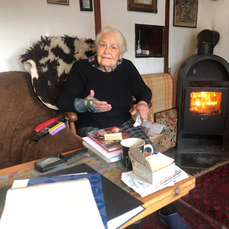 Irmintraut Fuchs in ihrem Haus auf einem Berg im Bergisch Gladbach.