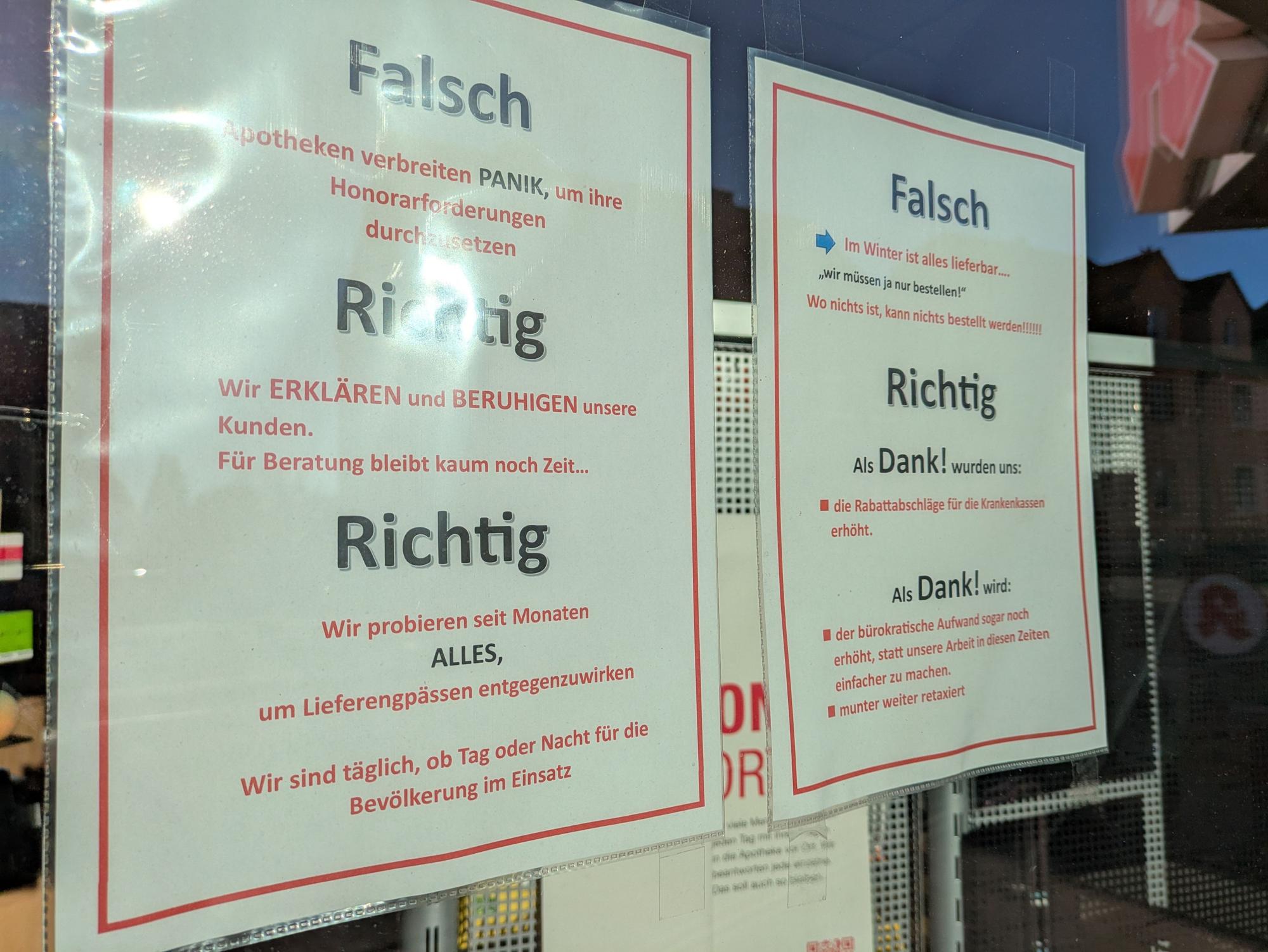 Ein Aushang in einem Schaufenster