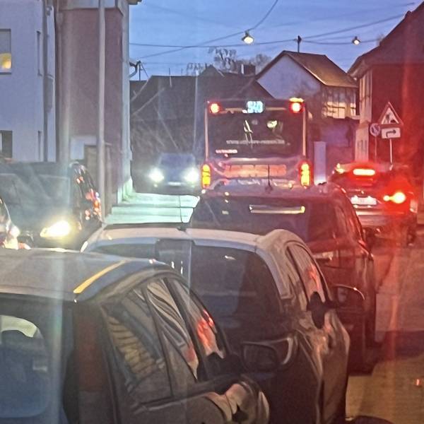 Stauchaos auf der Siegburger Straße in Sankt Augustin-Menden. Autos stehen Stoßstange an Stoßestange.