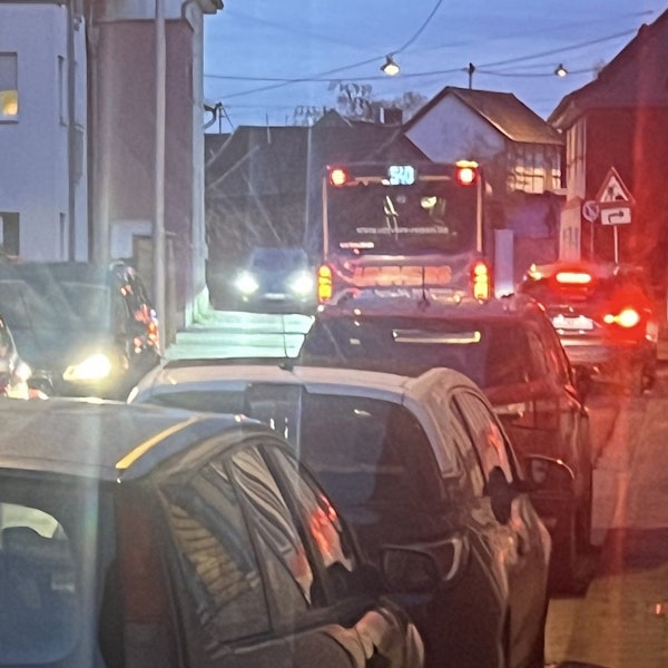 Stauchaos auf der Siegburger Straße in Sankt Augustin-Menden. Autos stehen Stoßstange an Stoßestange.