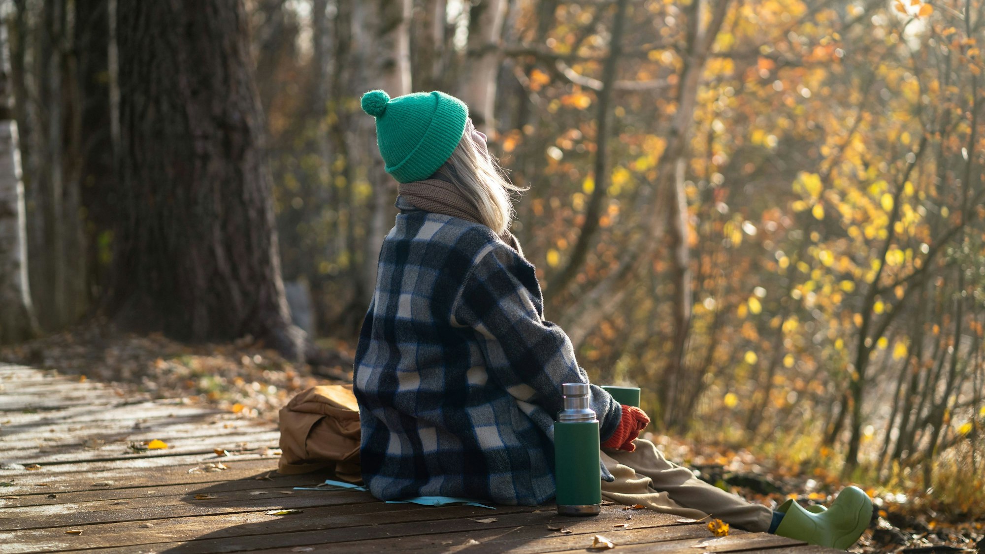 Serene woman backpacker meditating on eco trail, watching natural landscape in sunny fall woods Rearview of serene woman backpacker meditating on eco trail, watching natural landscape in sunny fall woodland. Calm female enjoy autumn air, basking in sun, drinking hot thermos tea in park ,model released, Symbolfoto Copyright: xZoonar.com/DmitriixMarchenkox 22150530 ,model released, Symbolfoto ,property released