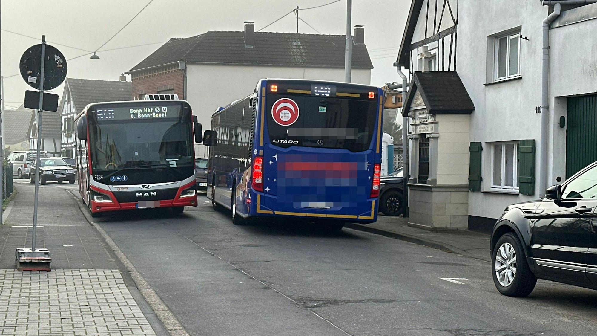 Die Linienbusse fahren nach wie vor über die Siegburger Straße.