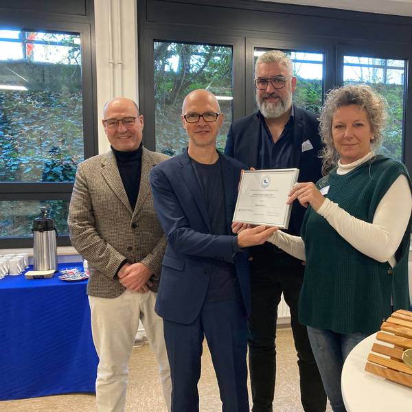 Barbara Heumann (Rheinische Stiftung) mit den Vertretern von Rockid.one Bernd Schaub (v.l.), Mario Schwarz und Marco Frommenkord.