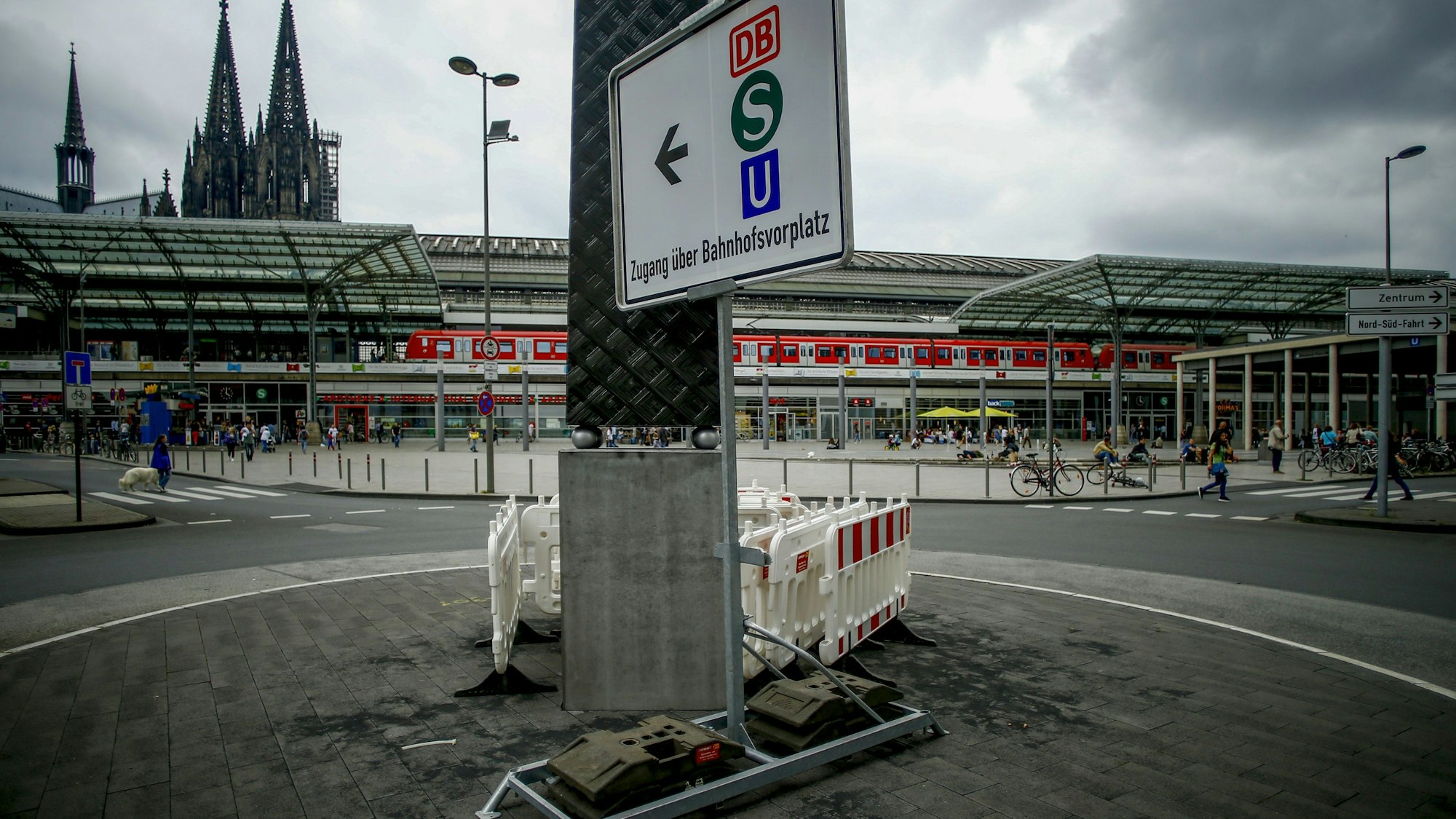 Schilder und Absperrungen vor dem Obelisk am Breslauer Platz