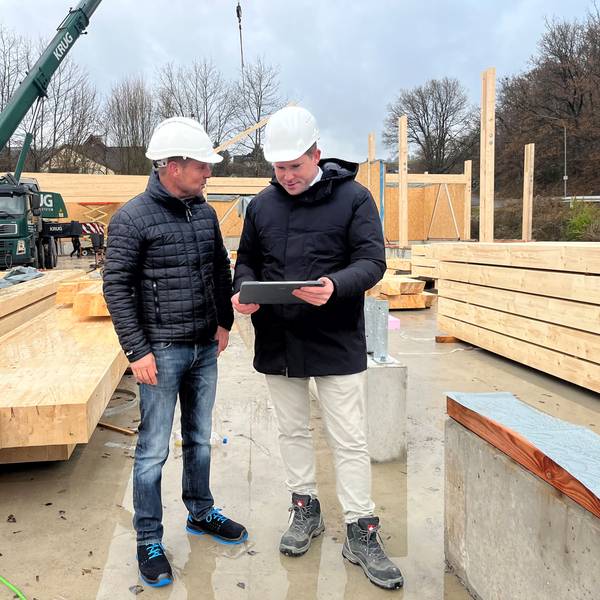 Harald Peter und Dennis Erkelenz auf der Baustelle.