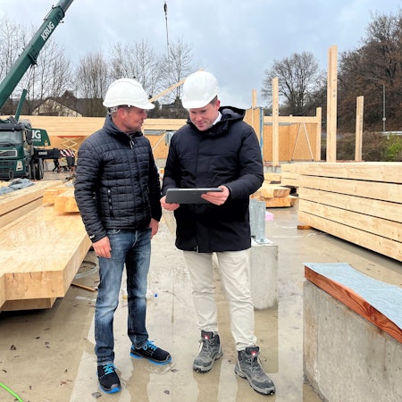 Harald Peter und Dennis Erkelenz auf der Baustelle.