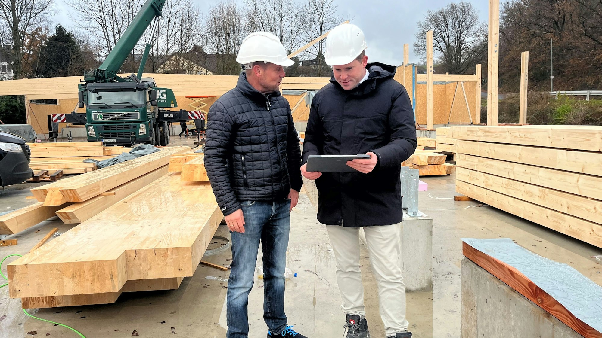Harald Peter und Dennis Erkelenz auf der Baustelle.