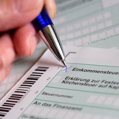 ARCHIV - 10.04.2017, Berlin: Eine Hand mit Kugelschreiber setzt ein Kreuz bei «Einkommensteuererklärung» auf dem offiziellen Formular des Finanzamts.