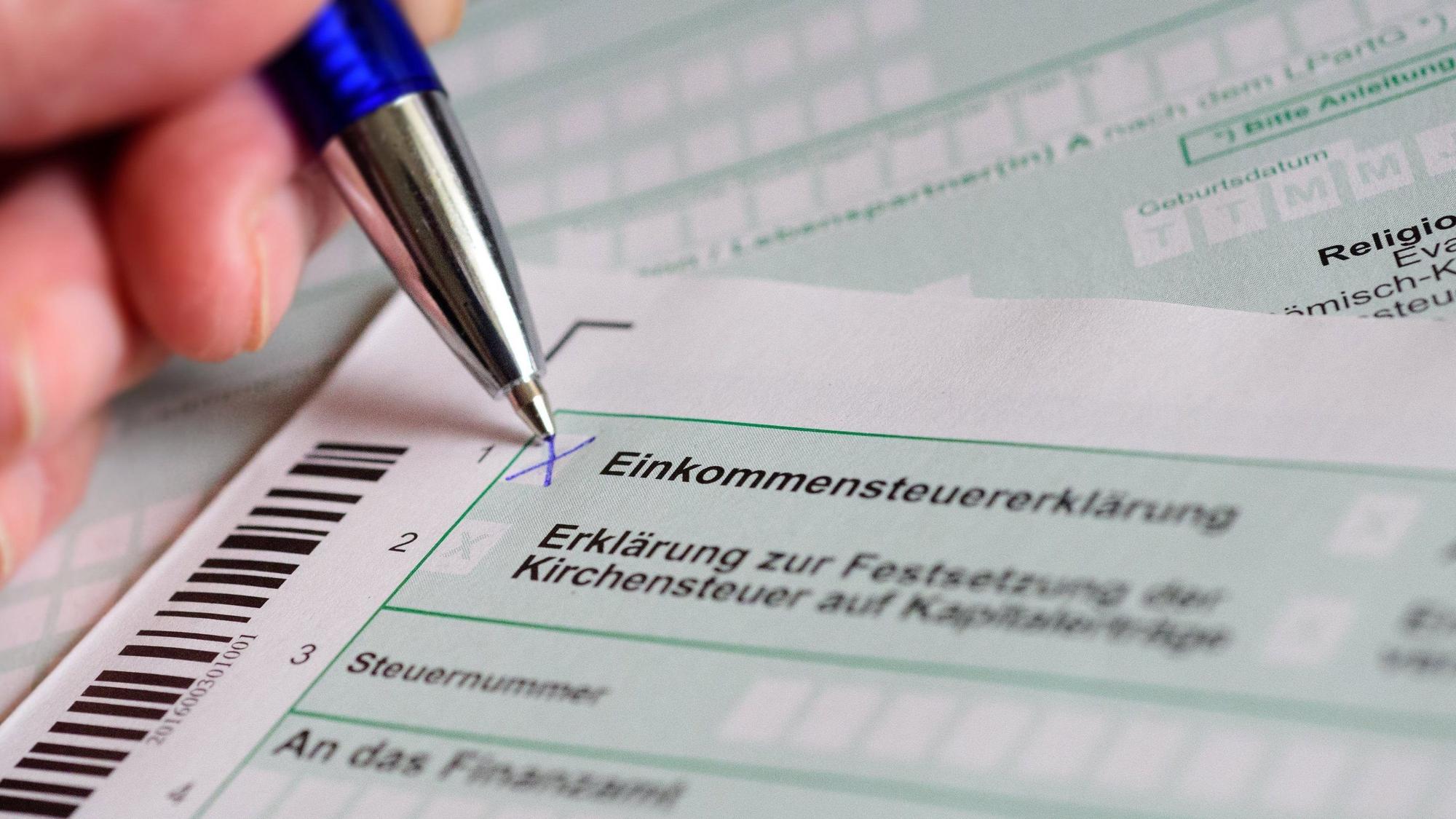 ARCHIV - 10.04.2017, Berlin: Eine Hand mit Kugelschreiber setzt ein Kreuz bei «Einkommensteuererklärung» auf dem offiziellen Formular des Finanzamts.