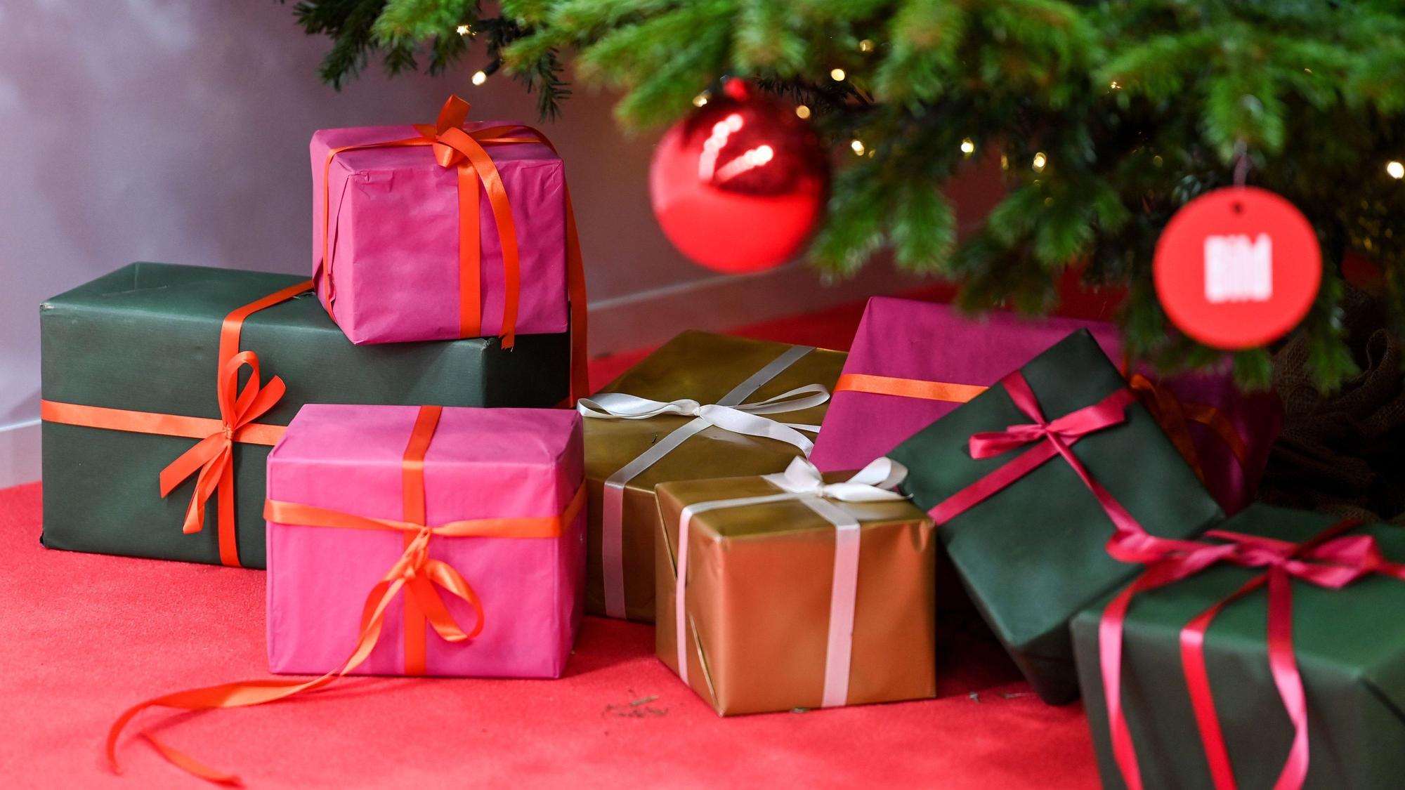 ARCHIV - Gehören irgendwie dazu: Geschenke unter dem Weihnachtsbaum. Aber muss der Inhalt immer zwingend neu sein?