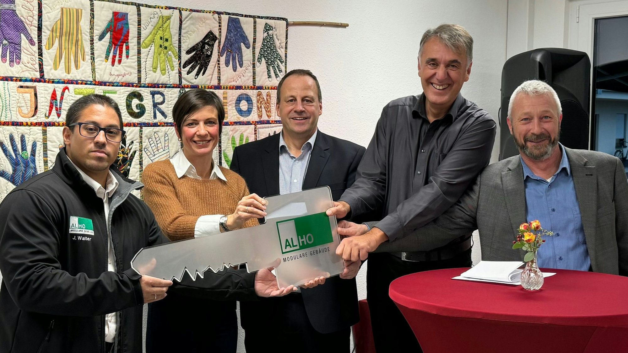 Das Foto zeigt eine Gruppe von Menschen mit einem symbolischen Schlüssel.