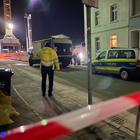 Polizisten stehen hinter einer Absperrung (Symbolfoto).