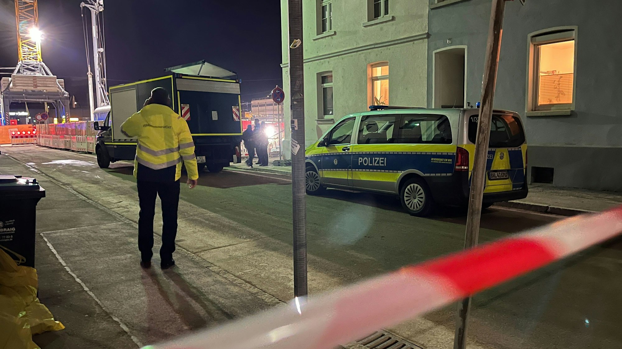 Polizisten stehen hinter einer Absperrung (Symbolfoto).