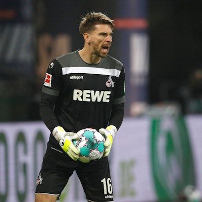 06.11.2020, wohninvest WESERSTADION, Bremen, Ligaspiel, 1. Bundesliga, SV Werder Bremen vs 1. FC Koeln, im Bild Ron-Robert Zieler 16, Koeln mit Ball in der Hand bruellt DFL regulations prohibit any use of photographs as image sequences and/or quasi-video. SV Werder Bremen vs 1. FC Koeln *** 06 11 2020, wohninvest WESERSTADION, Bremen, league match, 1 Bundesliga, SV Werder Bremen vs 1 FC Koeln, in the picture Ron Robert Zieler 16, Koeln with ball in hand roars DFL regulations prohibit any use of photographs as image sequences and or quasi video SV Werder Bremen vs 1 FC Koeln