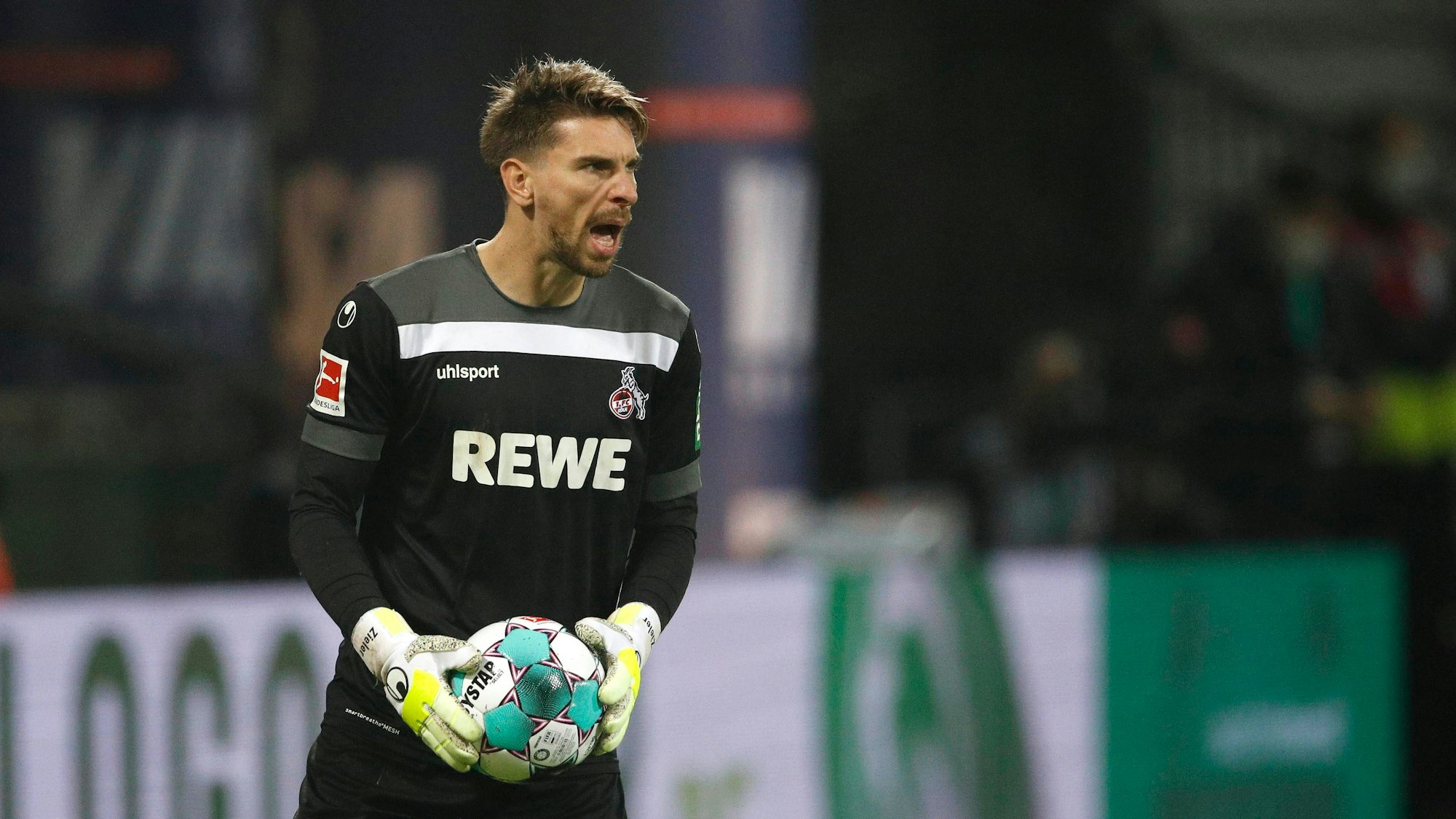 06.11.2020, wohninvest WESERSTADION, Bremen, Ligaspiel, 1. Bundesliga, SV Werder Bremen vs 1. FC Koeln, im Bild Ron-Robert Zieler 16, Koeln mit Ball in der Hand bruellt DFL regulations prohibit any use of photographs as image sequences and/or quasi-video. SV Werder Bremen vs 1. FC Koeln *** 06 11 2020, wohninvest WESERSTADION, Bremen, league match, 1 Bundesliga, SV Werder Bremen vs 1 FC Koeln, in the picture Ron Robert Zieler 16, Koeln with ball in hand roars DFL regulations prohibit any use of photographs as image sequences and or quasi video SV Werder Bremen vs 1 FC Koeln