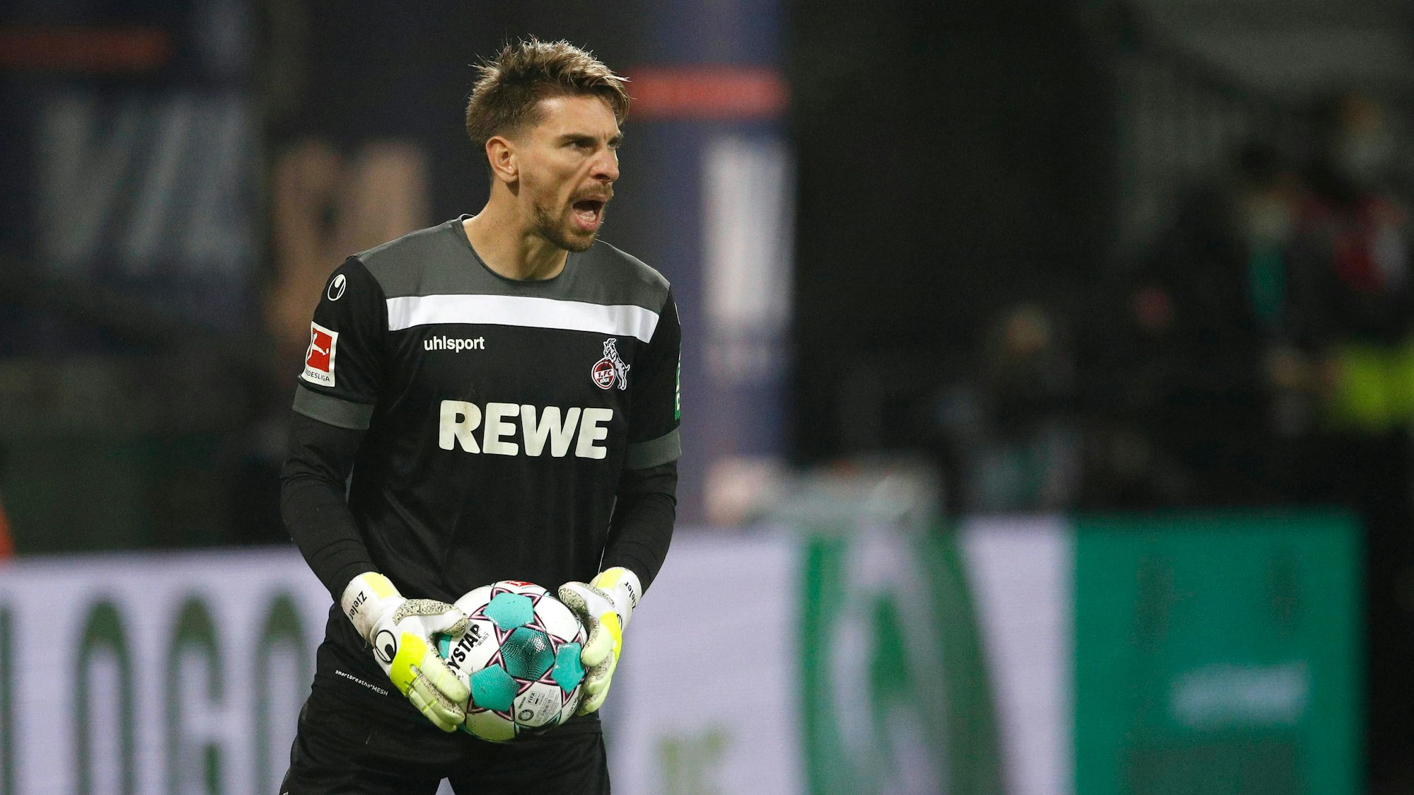 06.11.2020, wohninvest WESERSTADION, Bremen, Ligaspiel, 1. Bundesliga, SV Werder Bremen vs 1. FC Koeln, im Bild Ron-Robert Zieler 16, Koeln mit Ball in der Hand bruellt DFL regulations prohibit any use of photographs as image sequences and/or quasi-video. SV Werder Bremen vs 1. FC Koeln *** 06 11 2020, wohninvest WESERSTADION, Bremen, league match, 1 Bundesliga, SV Werder Bremen vs 1 FC Koeln, in the picture Ron Robert Zieler 16, Koeln with ball in hand roars DFL regulations prohibit any use of photographs as image sequences and or quasi video SV Werder Bremen vs 1 FC Koeln