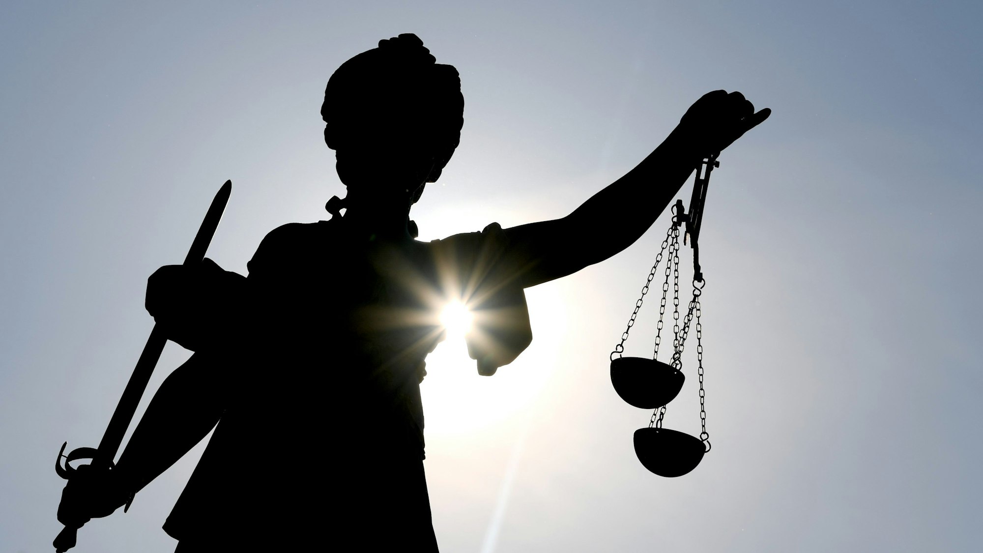 25.02.2019, Hessen, Darmstadt: Die Göttin Justitia im Gegenlicht auf dem Gerechtigkeitsbrunnen in Frankfurt am Main.