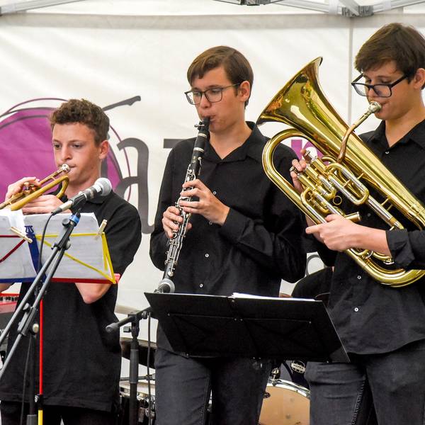 Die Schüler der Bernd-Alois Zimmermann Musikschule bildeten den Auftakt zum 10. Lechenicher Jazzfest am Pfarrzentrum.