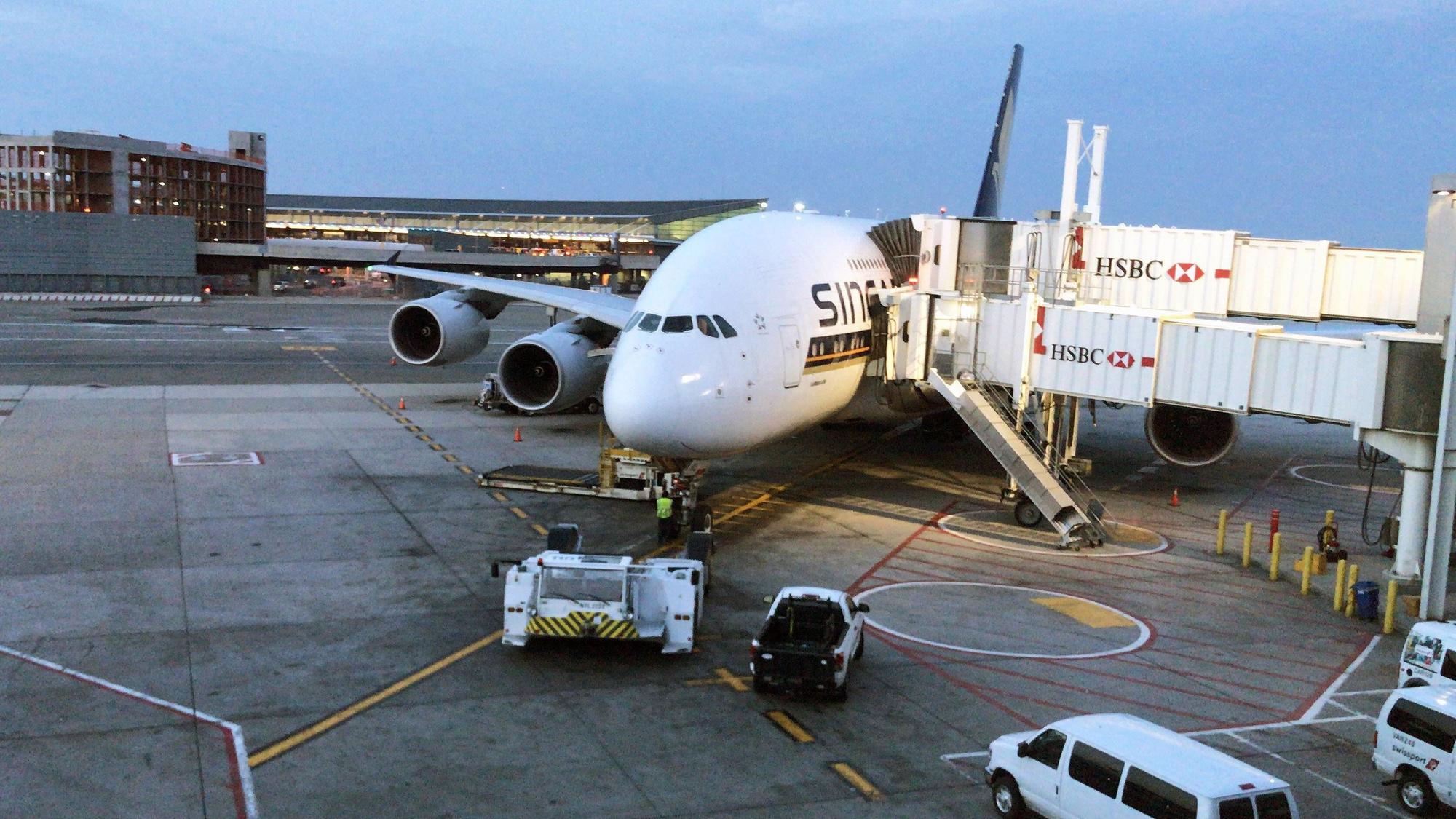 Ein Airbus A380 von Singapore Airlines steht am Gate.
