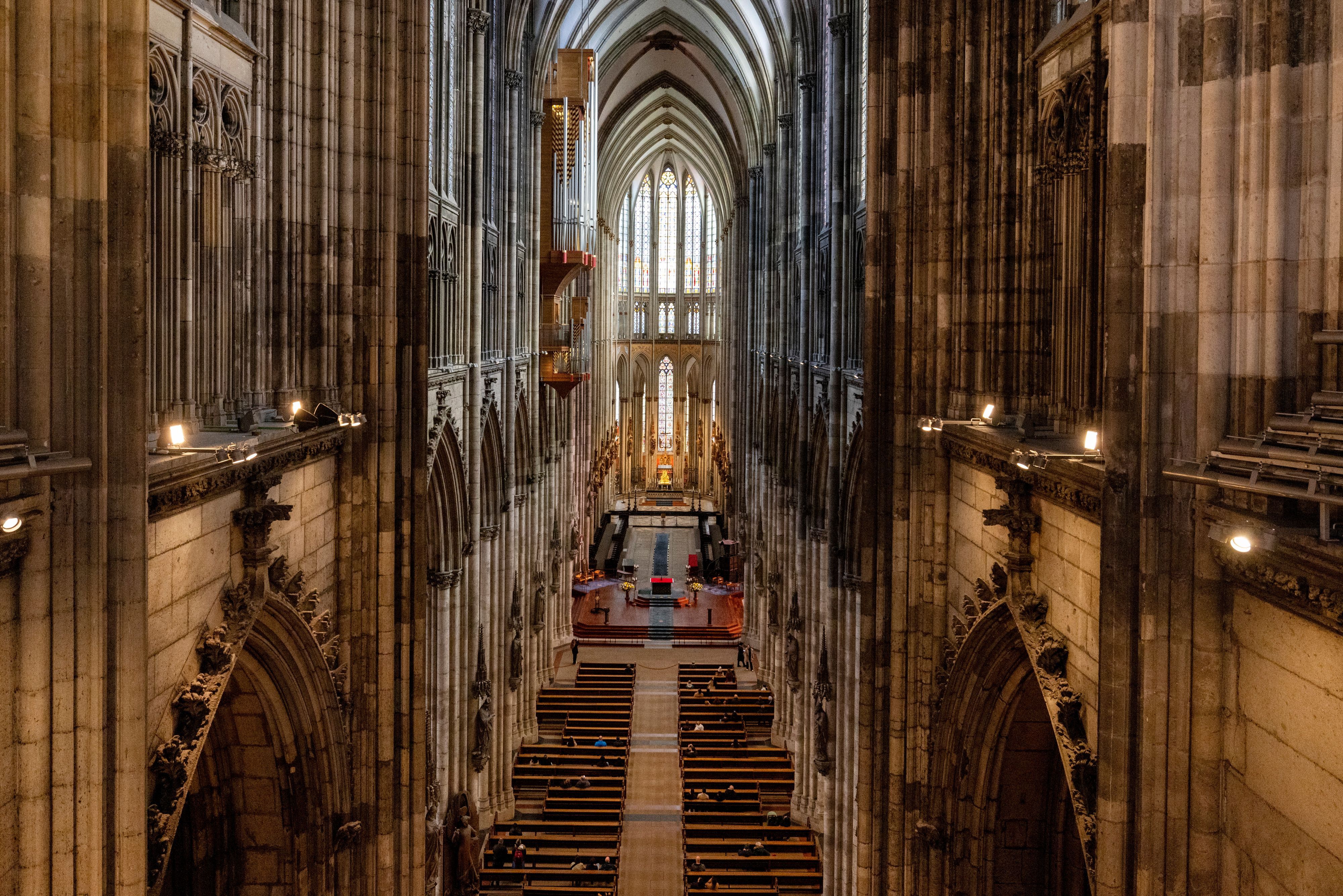 Innenansicht der Kölner Doms mit Blick auf den Altar von Oben. (Archivbild)