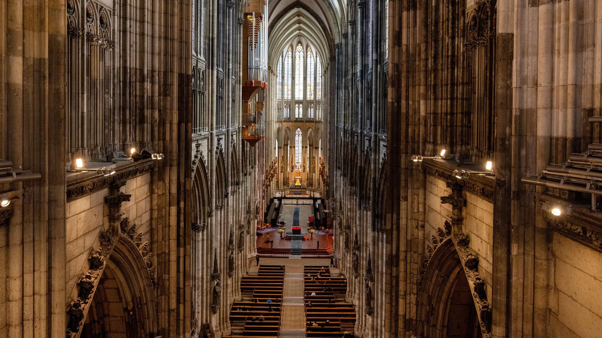 Innenansicht der Kölner Doms mit Blick auf den Altar von Oben. (Archivbild)