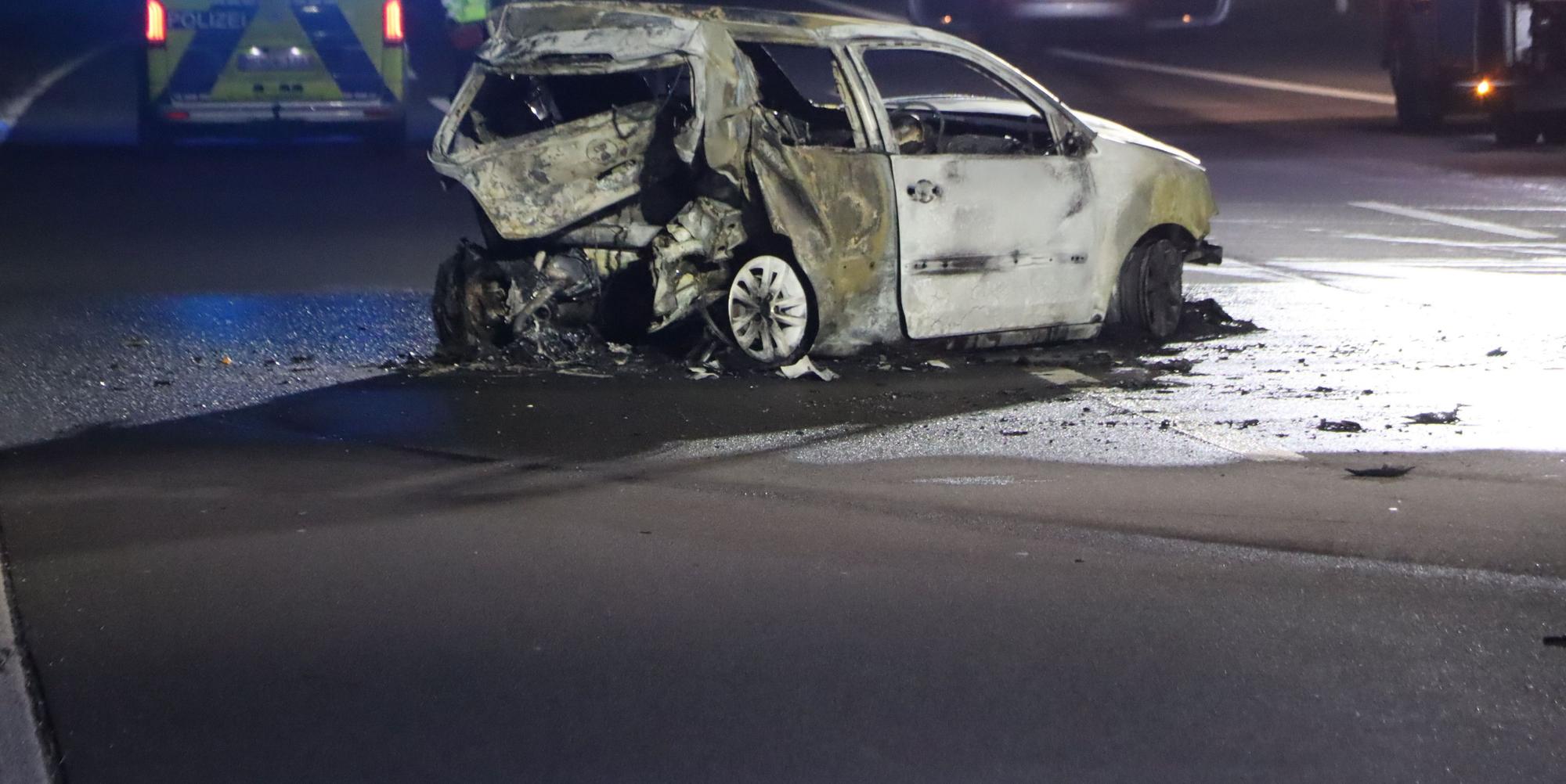 Auf dem Foto ist ein ausgebranntes Auto zu sehen.