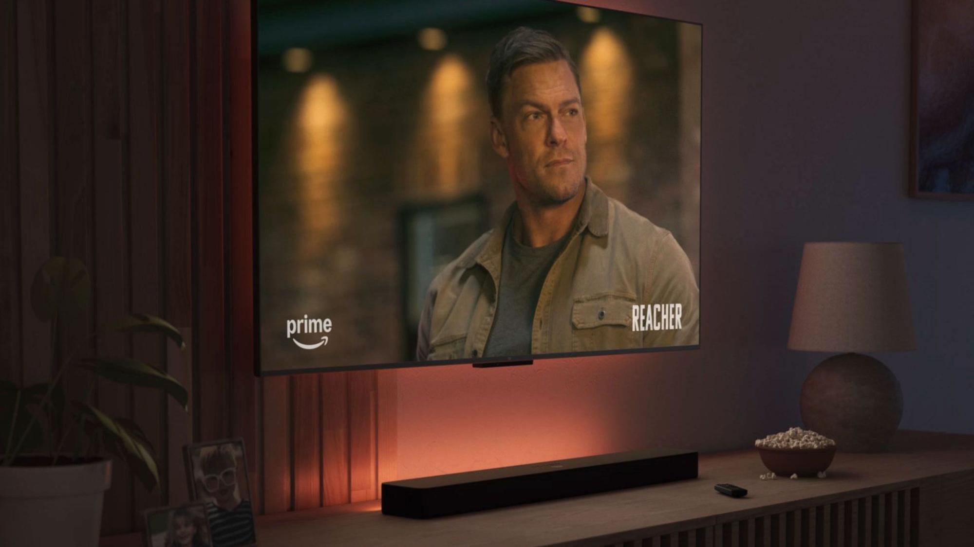 Die Fire TV Soundbar Plus von Amazon liegt unter dem TV-Gerät.