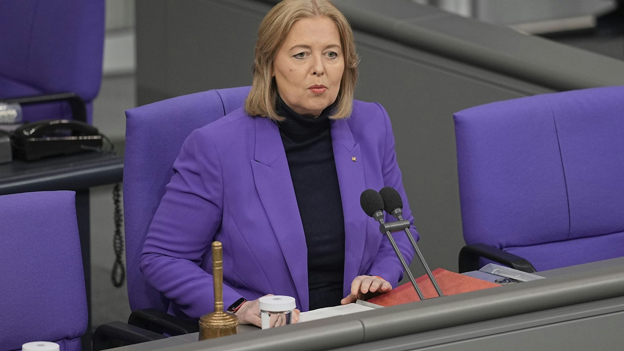Bärbel Bas (SPD), Bundestagspräsidentin, spricht zu Beginn der Sitzung im Plenum im Bundestag.