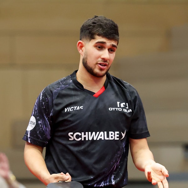 Bild eines Tischtennisspielers an der Spielplatte