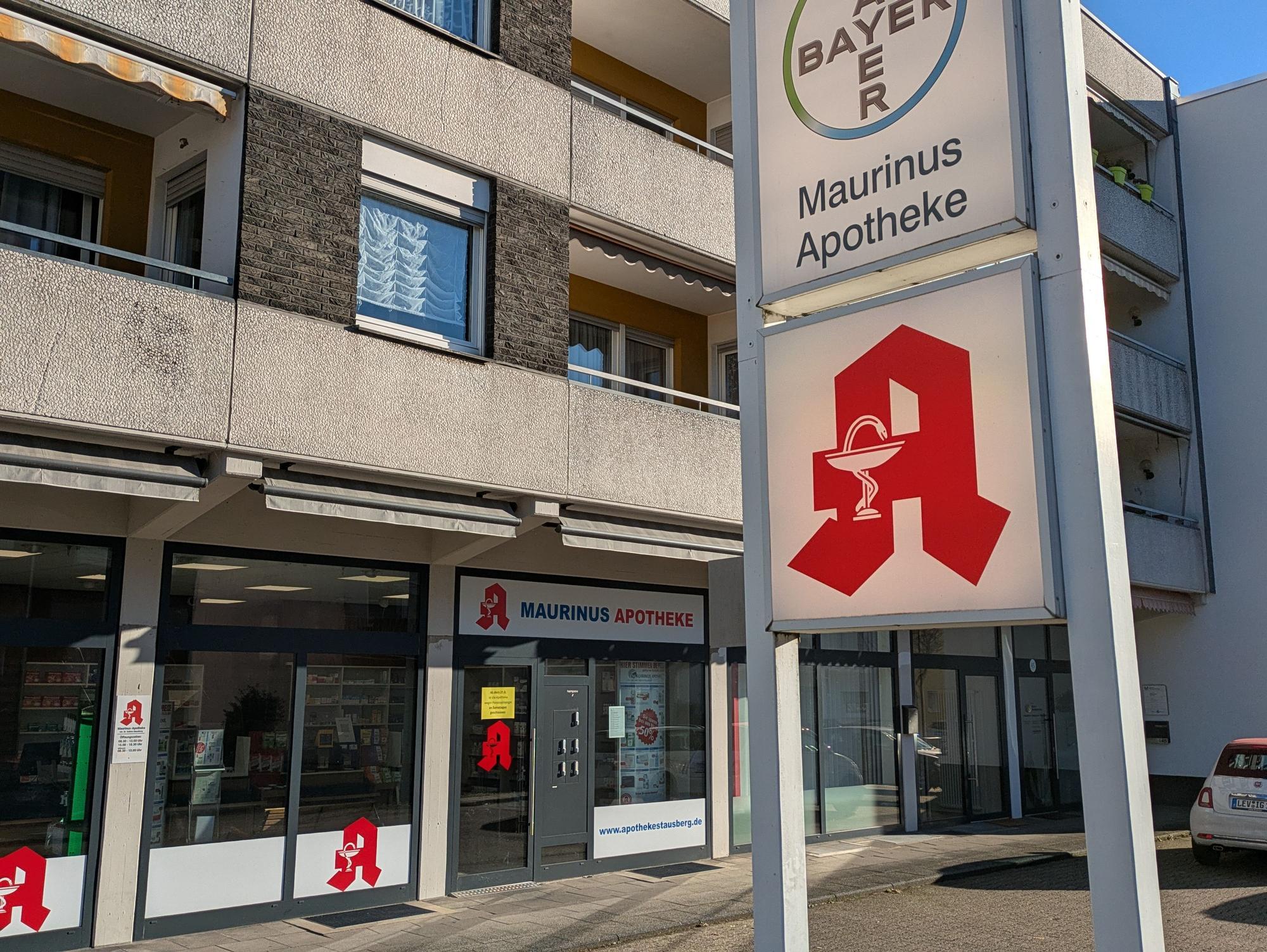 Eine Apotheke mit einem Schild davor