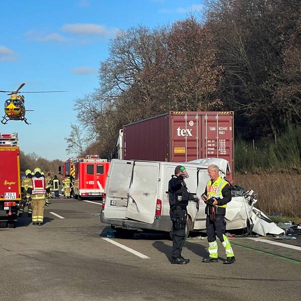 Das Bild zeigt die Unfallstelle. Unter anderem hebt gerade ein Rettungshubschrauber ab.
