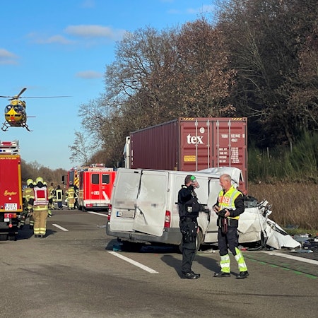 Das Bild zeigt die Unfallstelle. Unter anderem hebt gerade ein Rettungshubschrauber ab.