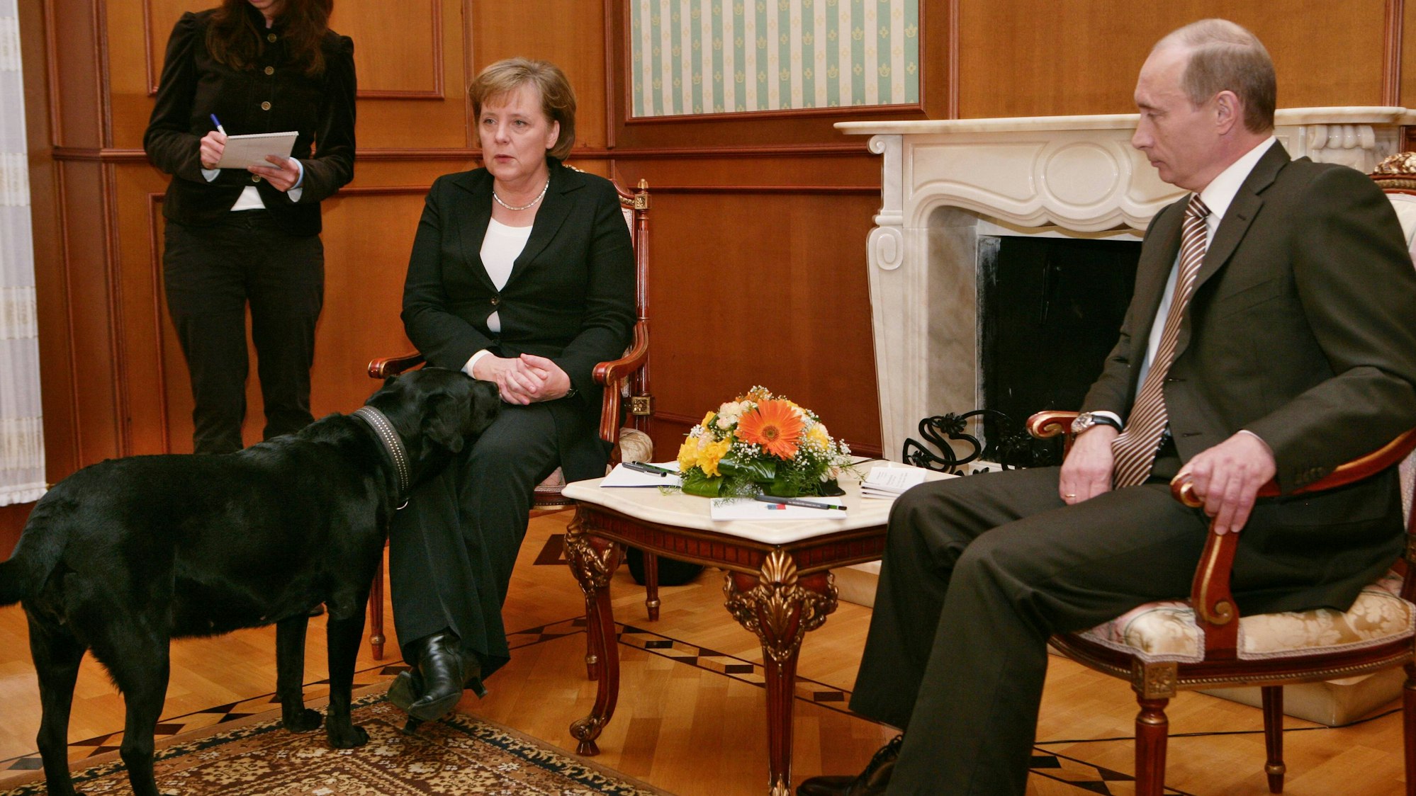 Die damalige Bundeskanzlerin Angela Merkel (CDU) fühlte sich bei einem Treffen 2007 in Sotschi in Anwesenheit von Putins Hund Koni sichtlich unwohl. (Archivbild)