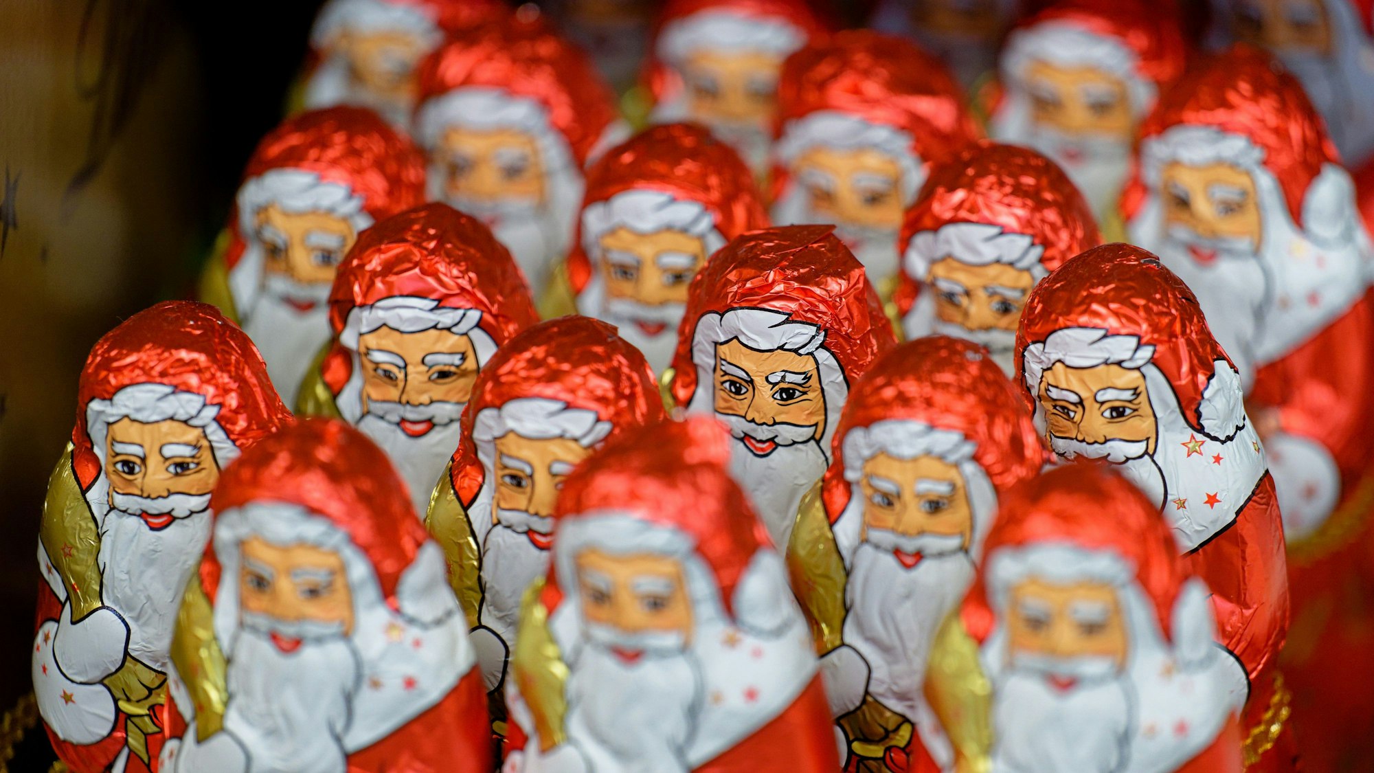 Weihnachtsmänner aus Schokolade stehen in einem Supermarkt-Regal.