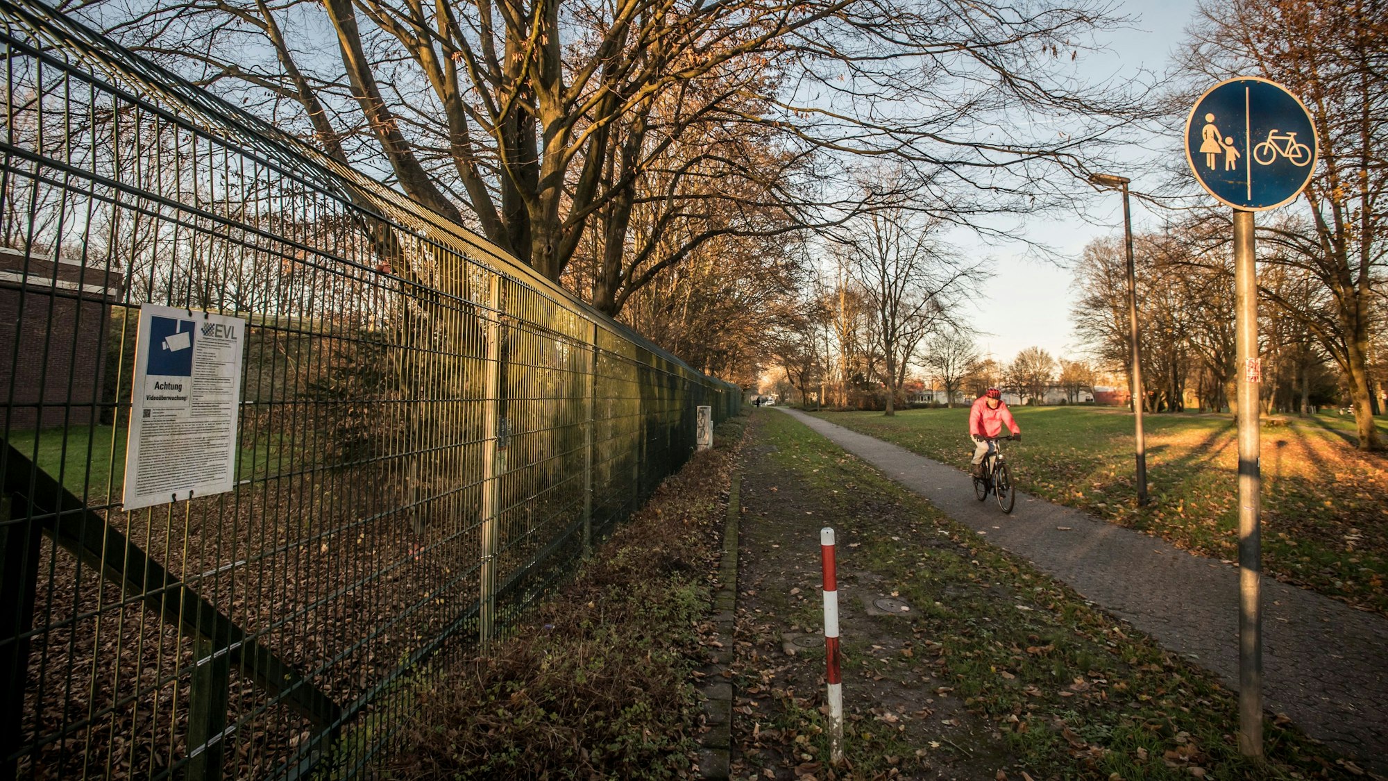 Der Friedenspark in Rheindorf, links das Wasserwerk.
