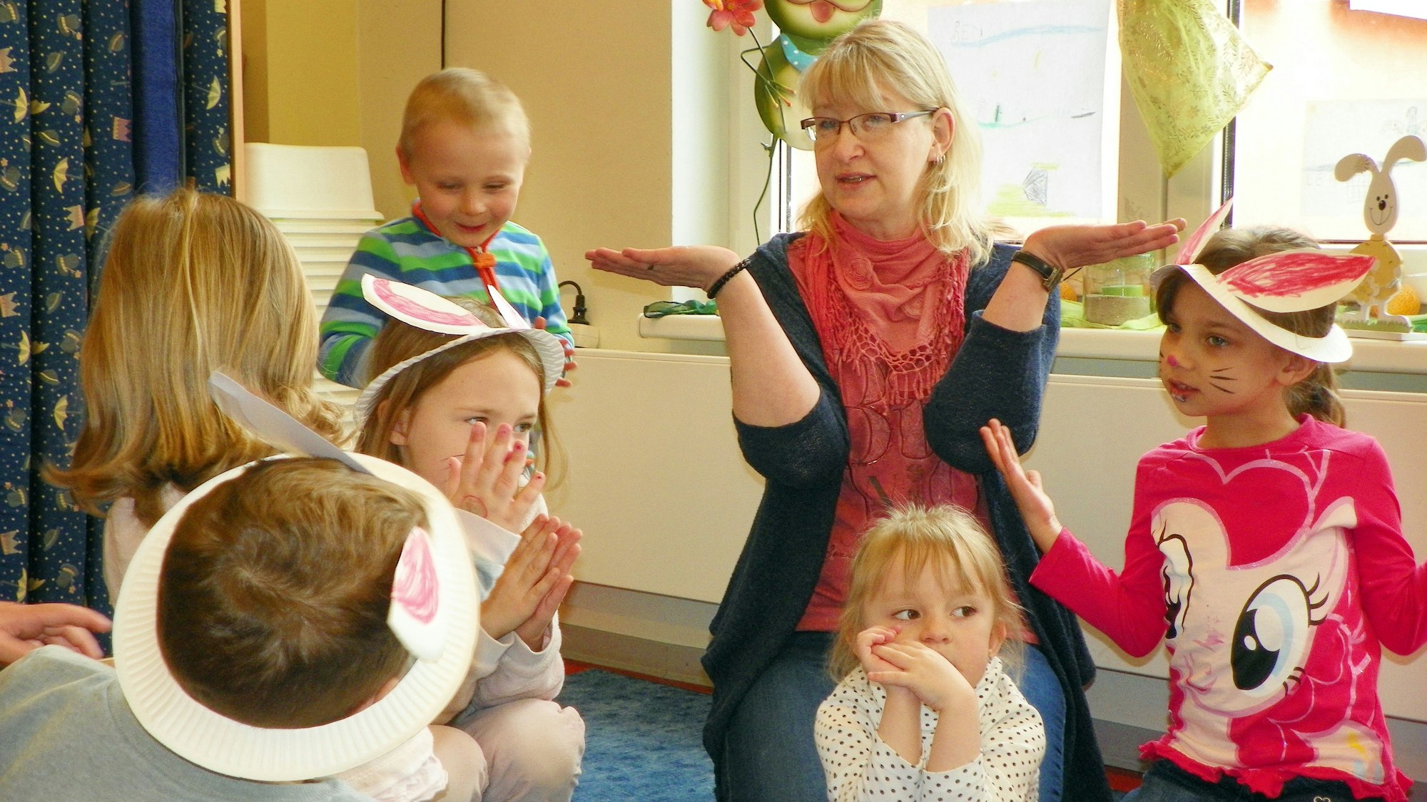 Kinder singen zusammen Kinderlieder im Morgenkreis einer Kindertagesstätte. (Symbolbild)
