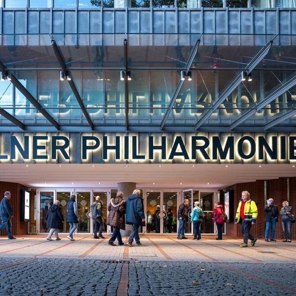 Menschen gehen in die Kölner Philharmonie.