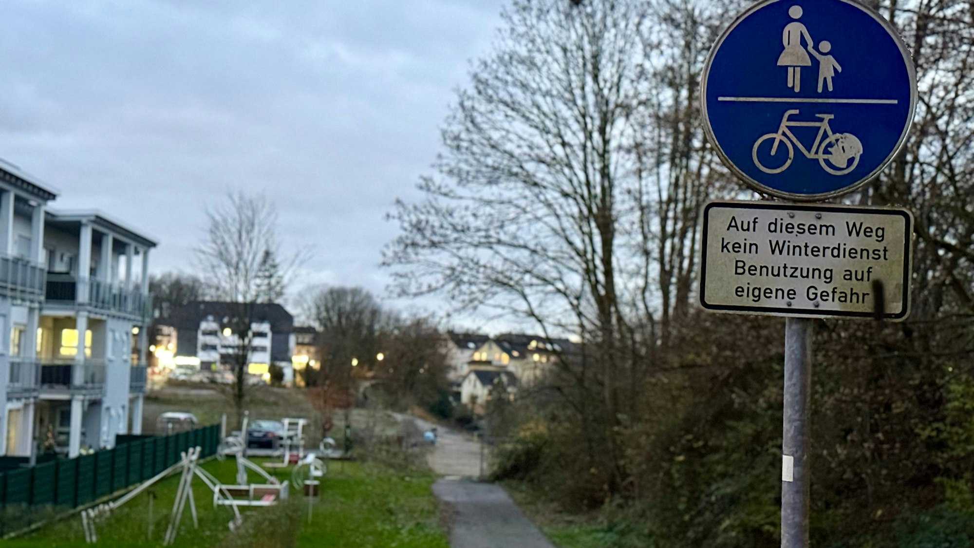 Ein Verkehrsschild am Rande der Balkantrasse in Burscheid