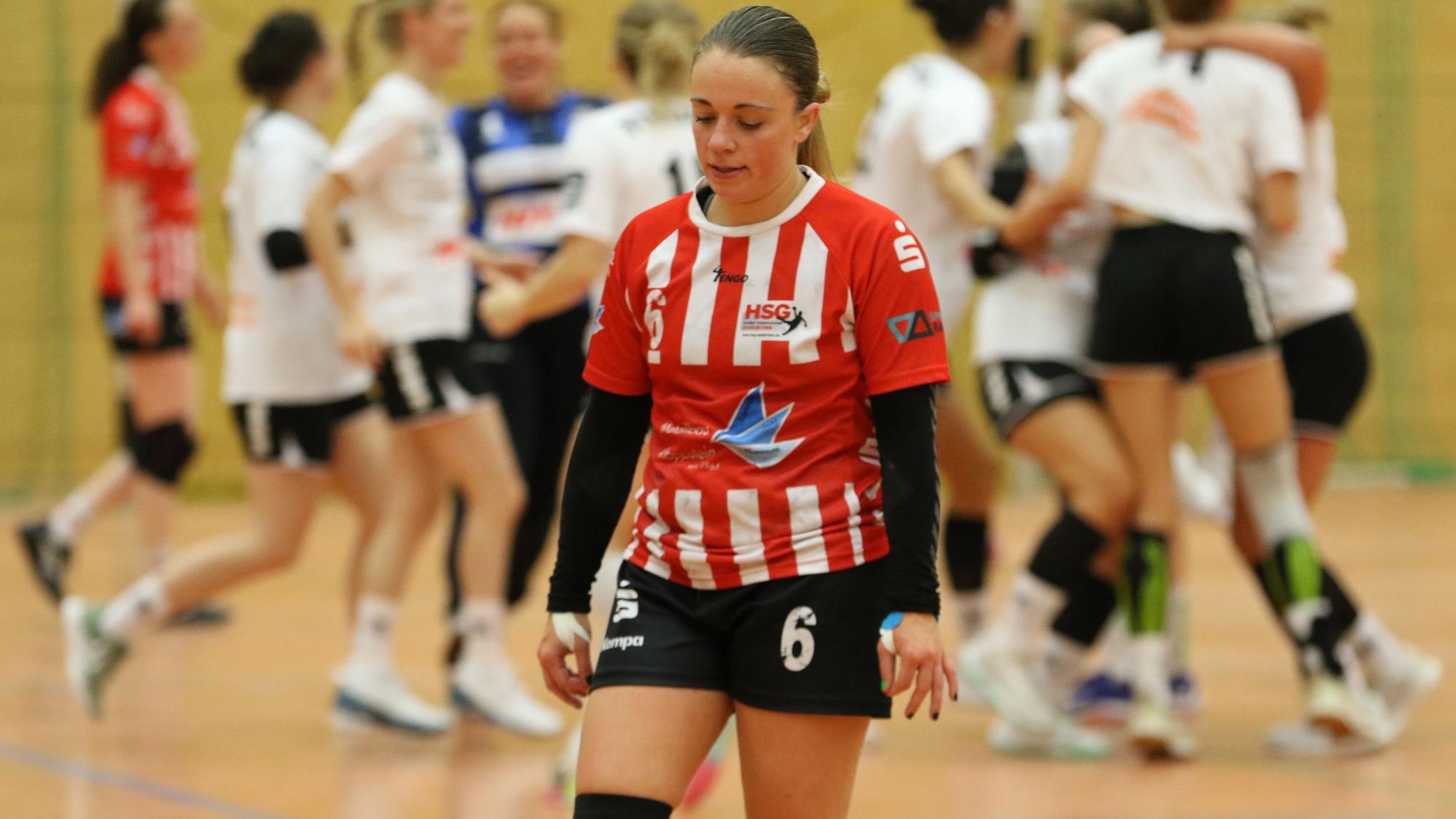 Das Bild zeigt Handballerin Svenja Bank, die enttäuscht von der Platte geht.