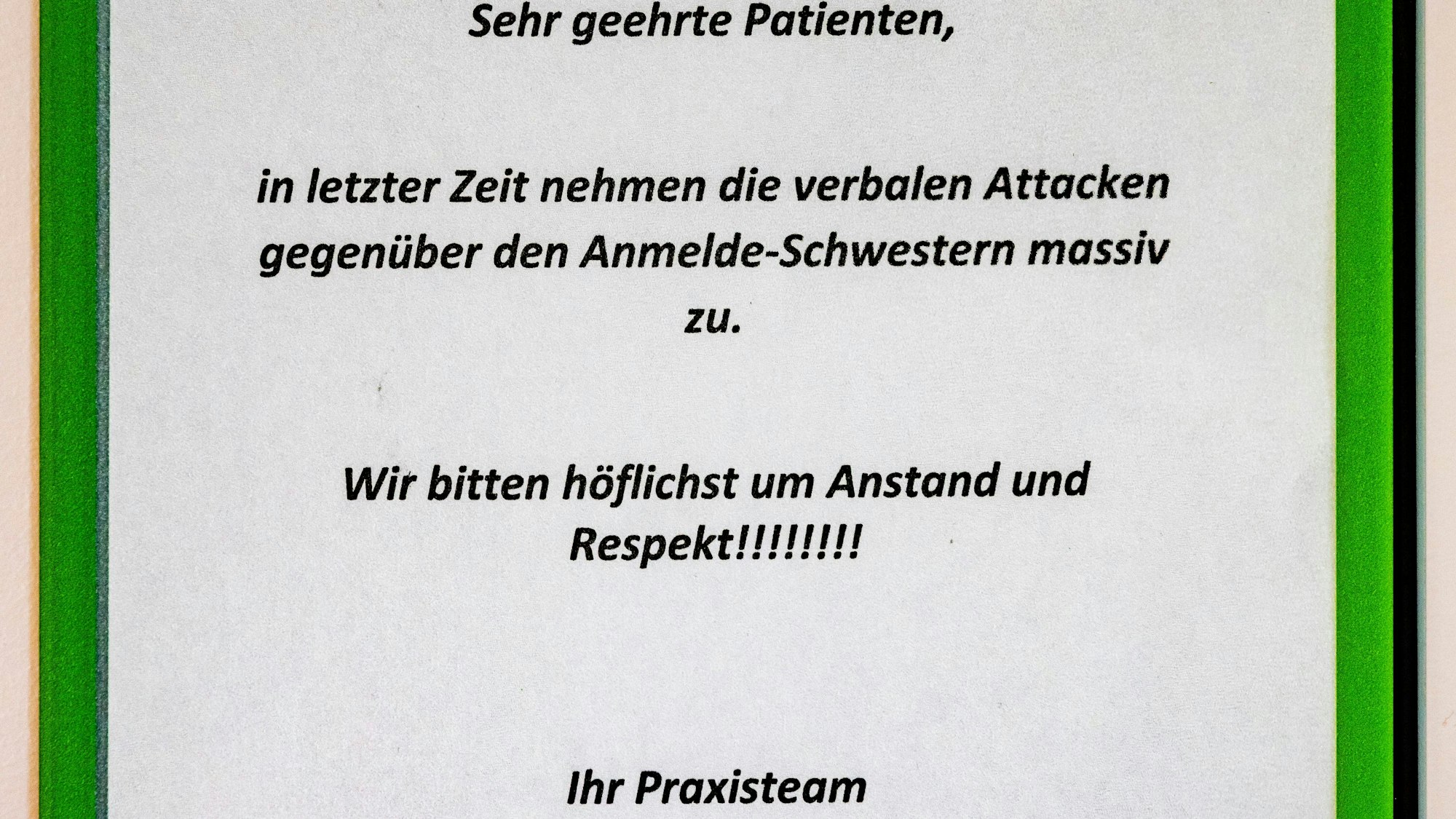 An der Tür einer Arztpraxis hängt ein Zettel mit einer verzweifelt klingenden Aufschrift.
