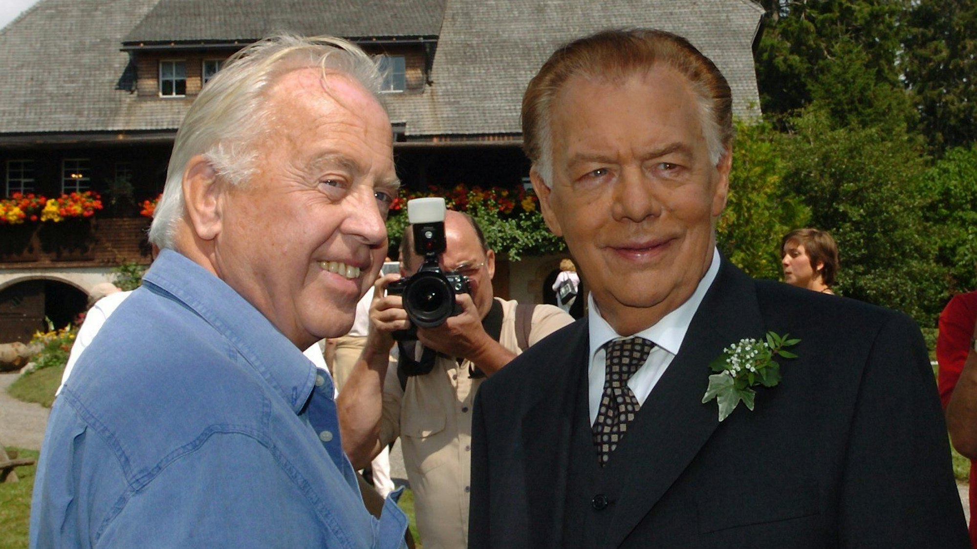 „Die Schwarzwaldklinik“-Produzent Wolfgang Rademann (l.) und Schauspieler Klausjürgen Wussow im August 2004 vor dem Heimatmuseum „Hüsli“ in Grafenhausen-Rothaus.