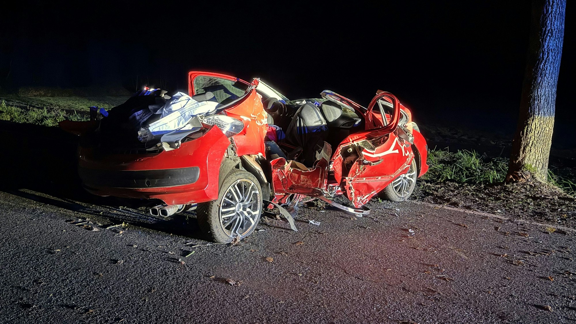 Das Autowrack nach dem Unfall in Westerstede